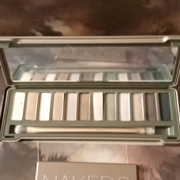 URBAN DECAY NAKED EYESHADOW VAULT - Picture 6 of 13